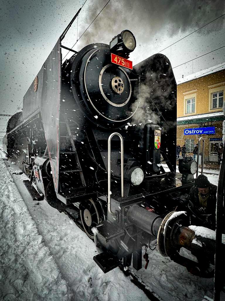 ceskedrahy_'s tweet image. Dnešní sobotu to na Karlovarsku žilo mikulášskými oslavami! Historický vlak s parní lokomotivou 475.111 Šlechtičnou vyjel z Mariánských Lázní a projel Cheb, Sokolov, Karlovy Vary až do Ostrova nad Ohří. Cestující se bavili s mikulášskou družinou. 🚂🎅

 #Mikulas #CeskéDrahy