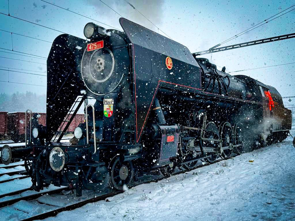 ceskedrahy_'s tweet image. Dnešní sobotu to na Karlovarsku žilo mikulášskými oslavami! Historický vlak s parní lokomotivou 475.111 Šlechtičnou vyjel z Mariánských Lázní a projel Cheb, Sokolov, Karlovy Vary až do Ostrova nad Ohří. Cestující se bavili s mikulášskou družinou. 🚂🎅

 #Mikulas #CeskéDrahy