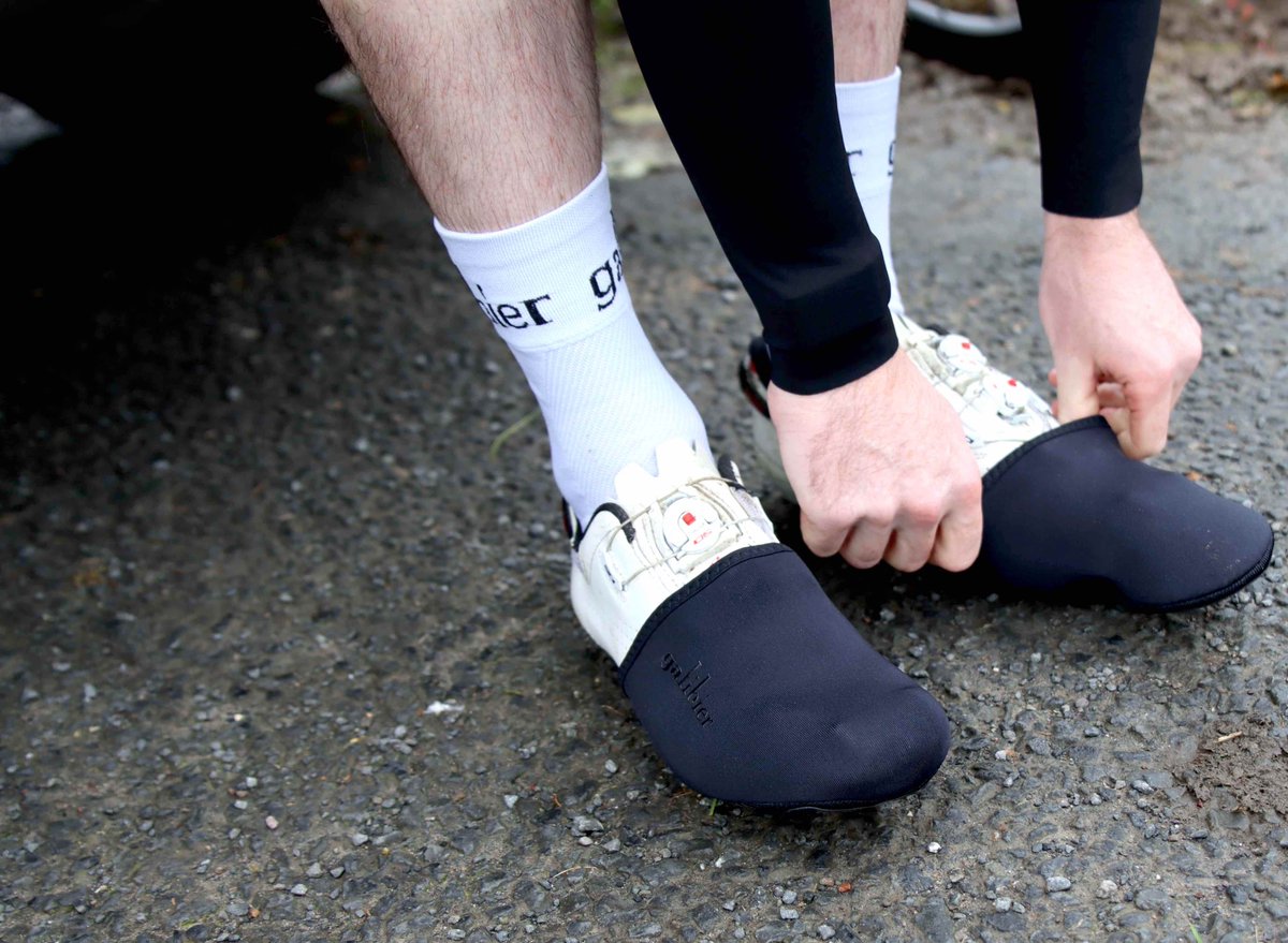 Matt is keeping himself warm with our toe warmers and leg hair. galibier.cc/product/mistra…
