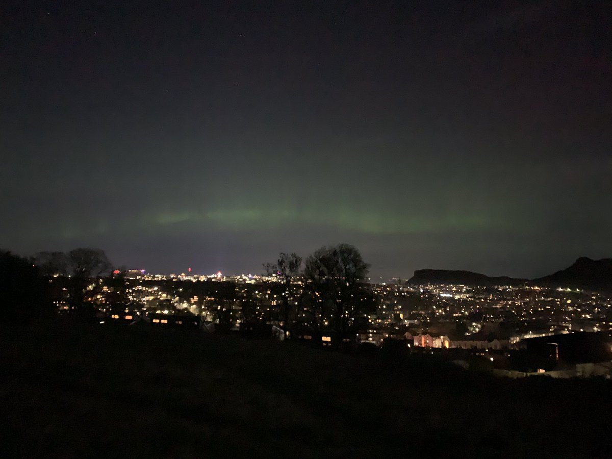 hey_arno's tweet photo. Watching the Aurora Borealis over Edinburgh tonight - from Blackford Hill — #auroraborealis https://t.co/UrXBHrKQHi