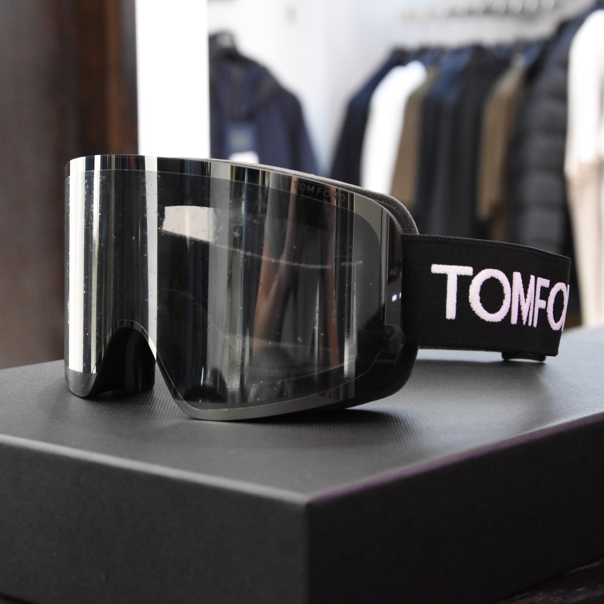 Uniontwentytwo's tweet photo. Tom Ford's first ever ski goggles. Blending luxurious styling and performance. With dual lenses for sun- and cloud-specific conditions, you can elevate your ski experience. The lenses come with anti-fog and UV protection, ensuring a safe and comfortable ride whatever the weather. https://t.co/Ml7yWryZDZ