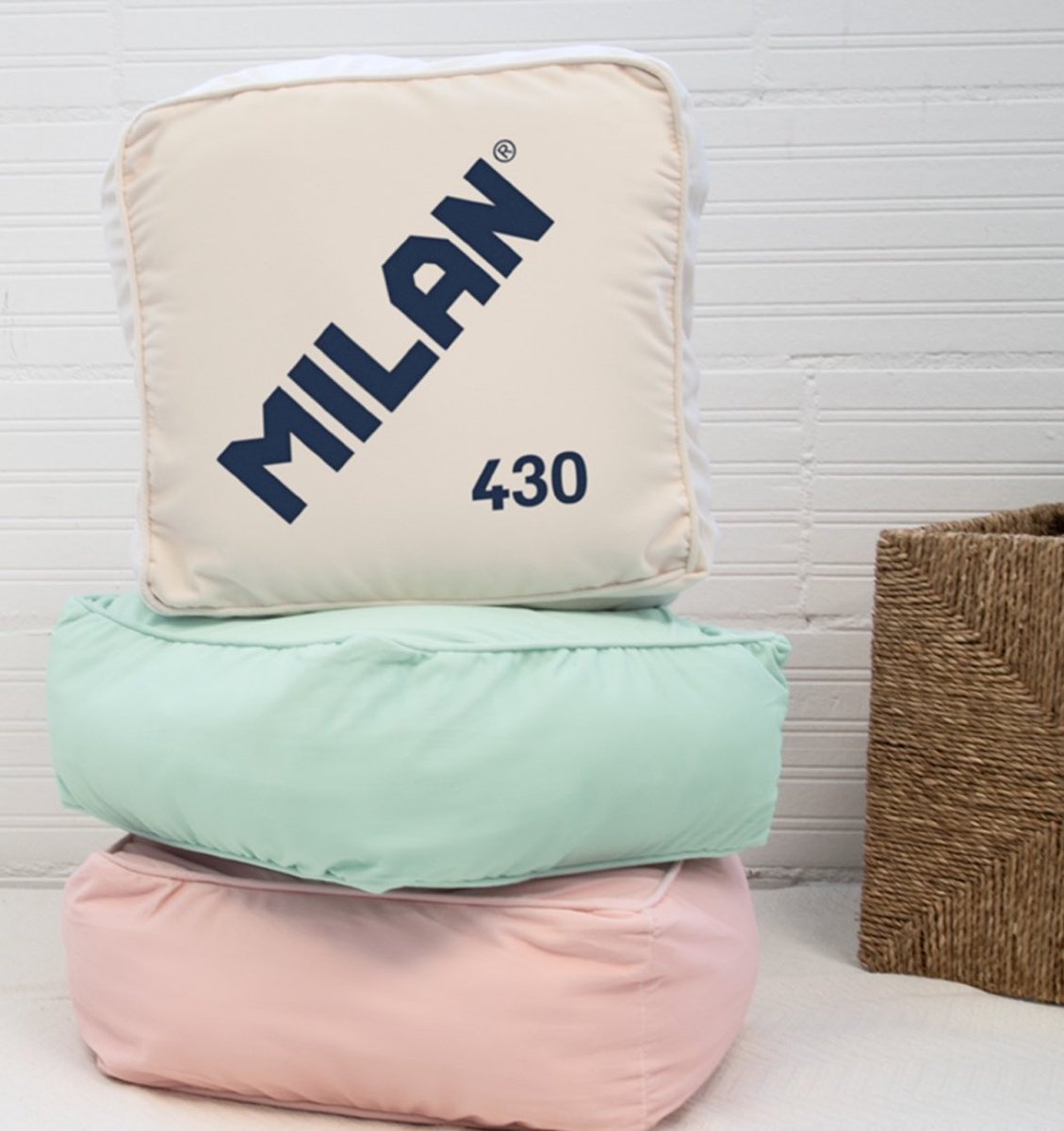 kansaita_'s tweet image. que han sacado unos cojines que parecen una goma de borrar...... los necesito