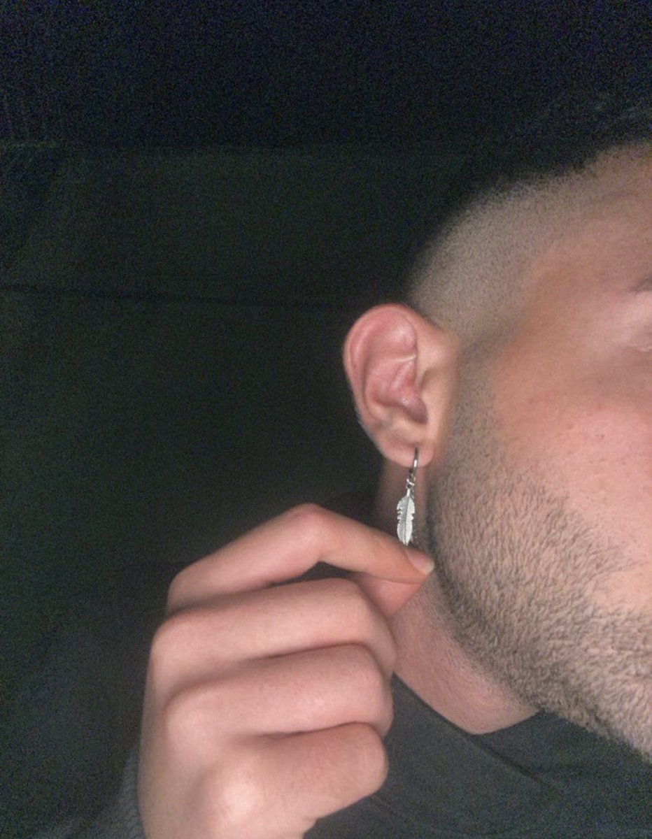 •نظرتون رو پسری که پیرسینگ داره چیه:)؟