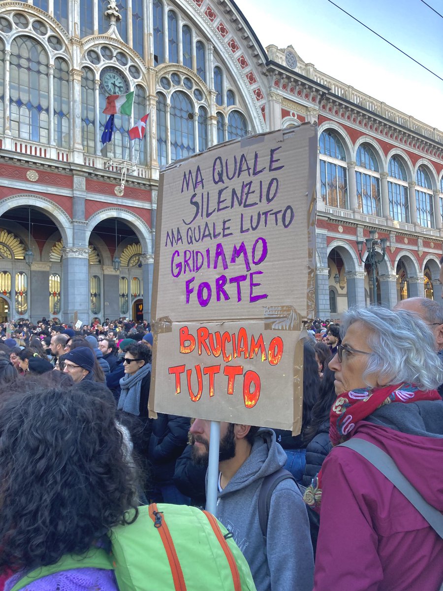 mikasjeyes's tweet photo. oggi siamo scese in piazza e abbiamo bruciato tutto https://t.co/8XTbsin0dq