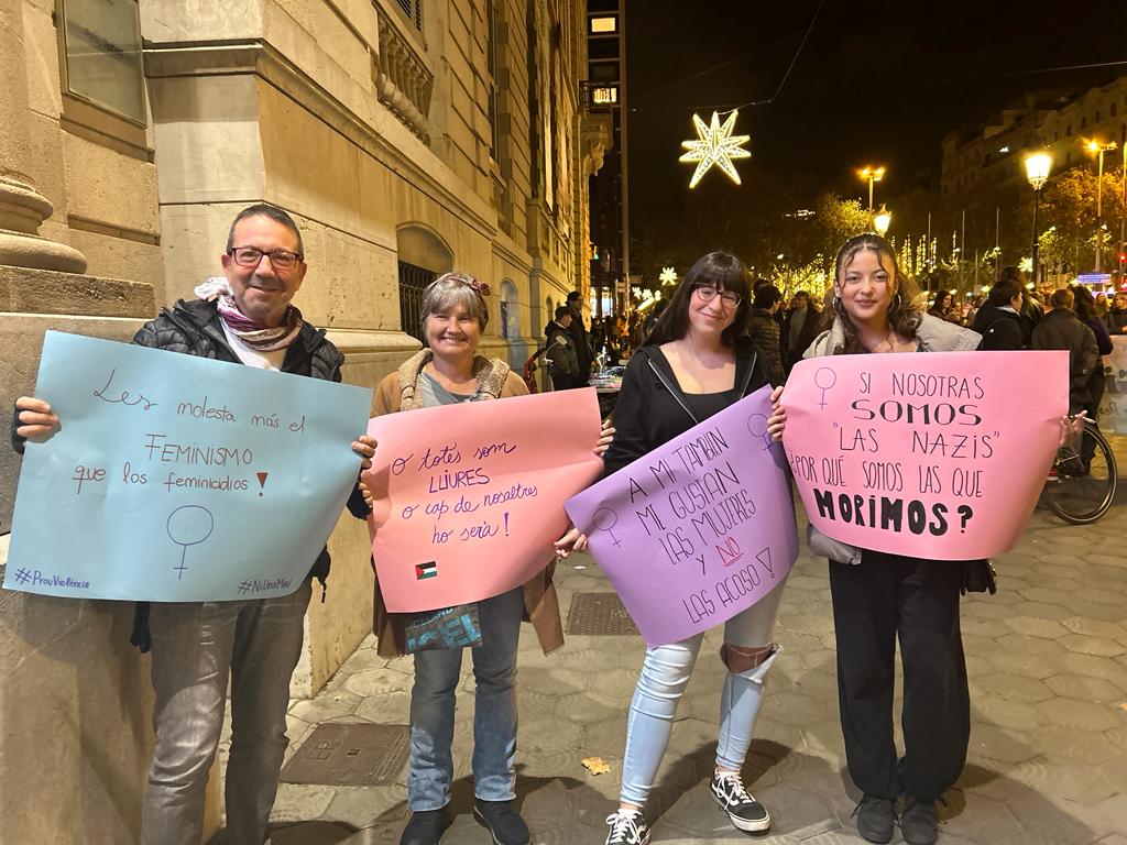 progres_scc's tweet photo. Avui #25N amb la lluita feminista per a erradicar d’aquesta societat totes les formes de violència masclista.
S’HA ACABAT!!! 
Prou feminicidis
Prou violència contra les dones https://t.co/GoJBk3IKJG