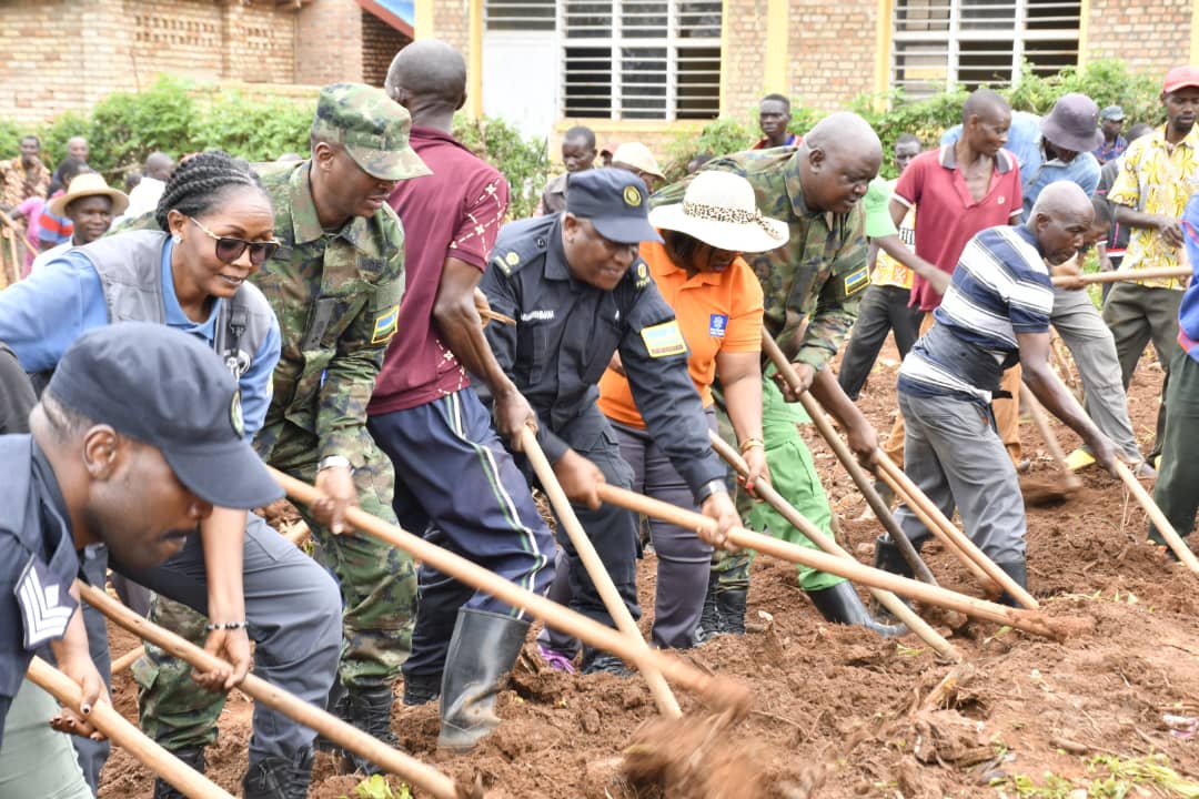Turashima uruhare rw'abaturage n'ubufatanye bw'inzego binyuze mu muganda mu gushyigikira gahunda yo kugaburira abana ku mashuri...