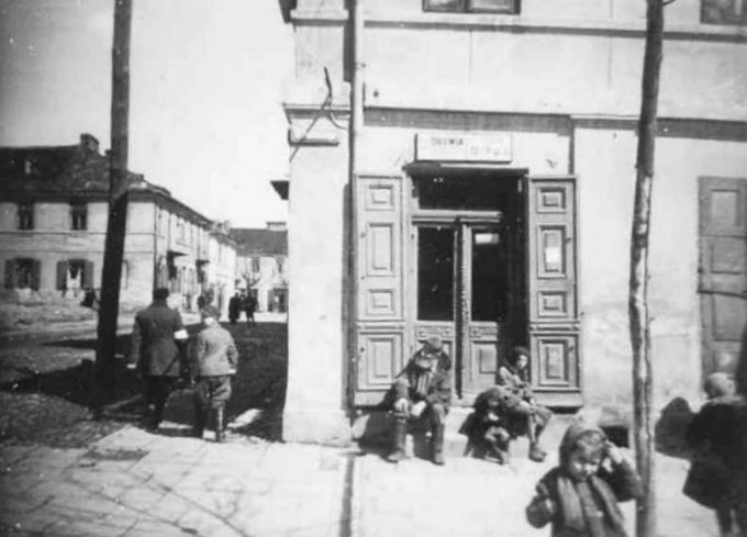 F_ZIHK's tweet photo. 25.11.1942 z #małego_getta w #Siedlcach, niemieccy kaci deportowali do #Treblinki ok. 2000 Żydów #Shoah https://t.co/qhiVVo0xat