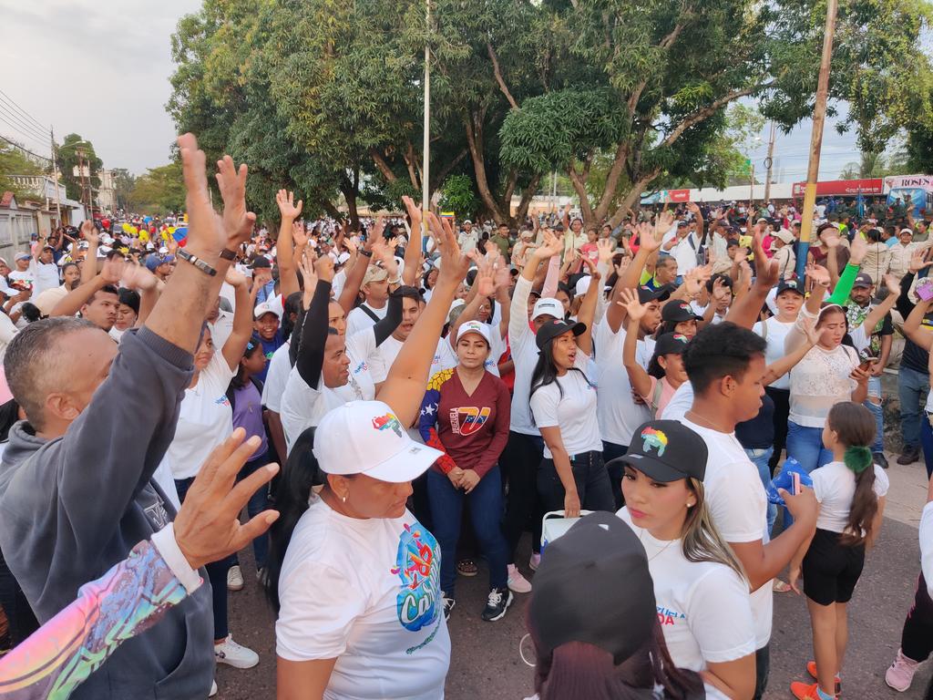FiramrAmazonas's tweet photo. Acompañamos a la Alcaldesa de Atures @mirabal_yamilet
Desde el #Firamr Amazonas en esta marcha de amor y soberanía por el territorio venezolano, por nuestro #Esequibo.
#TodosSíPorElE5equibo
@NicolasMaduro
@GOB_MiguelR
@GobAmazonas
@AlcaldiaAtures
@chacon_orop
@jemora70 https://t.co/88KwZO28yd