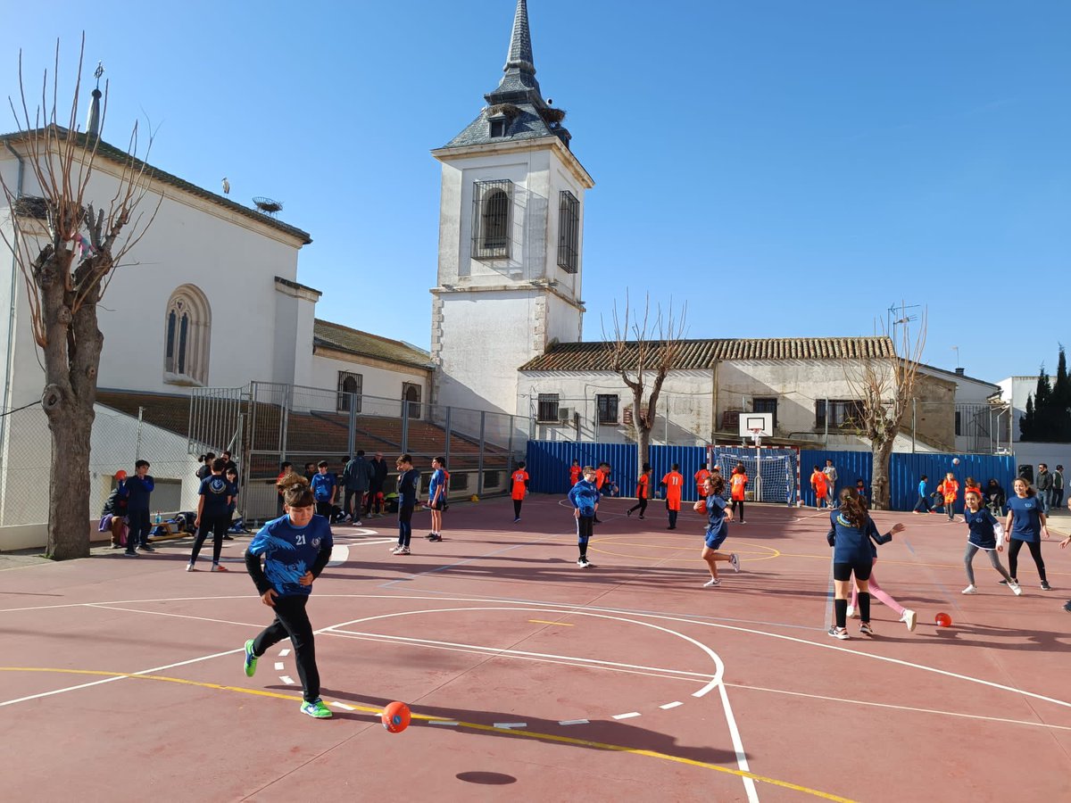 Gran MAÑANA DE ALGUN@s DE LOS MÁS PEQUEÑ<a href="/S/">『S』</a> DE NUESTRO CLUB!!
Gran jornada de balonmano benjamin y alevín con nuestros amigos de titulcia muchas gracias!! Colegio virgen del rosario de titulcia!!
@montajesdts
#balonmano #balonmanomadrid #valdemoro
 <a href="/fedmadridbm/">Fed. Madrileña BM.</a>