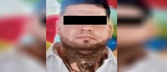 revistacodigo21's tweet photo. Así fue el operativo de captura de Juan Carlos, (a) CR, jefe regional de CJNG, en Tapalpa, Jalisco.
CR ya fue trasladado a CDMX por captores de Sedena y GN. Se le acusa de la desaparición de teniente coronel del Ejército y otros delitos.
Su detención causa bloqueos y balaceras. https://t.co/mxe2qtQJTr