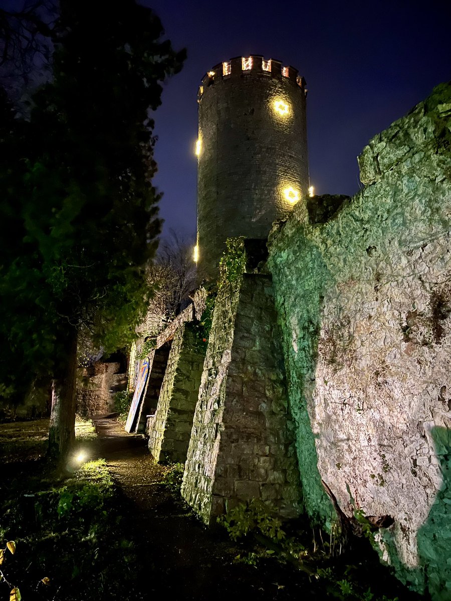 Kirsi_HoSt's tweet photo. nachts auf der Burg 🏰 👻romantisch erleuchtet 🎄✨beim historischen #Adventsmarkt auf der Wittelsbacher Kaiser-und Herzogsburg #burglengenfeld https://t.co/tZBVkhCa0L