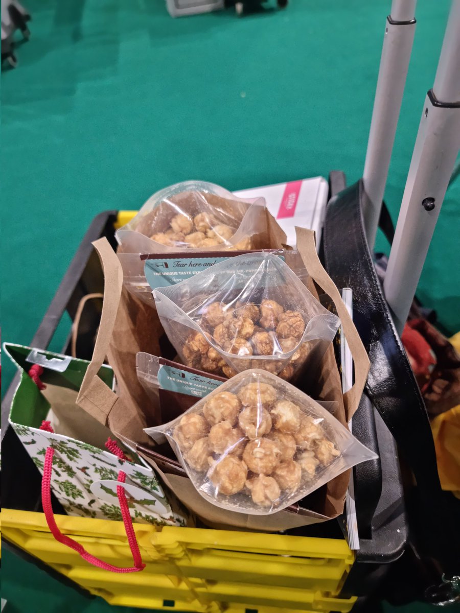 SamWalksALot's tweet image. Made it! 

#GFSWinter with @JenBarber101