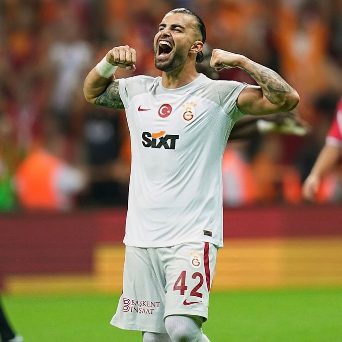 Hakem gündemi bulamayan ezikbahce #MehmetBüyükekşiİstifa diye gündeme sarmislar. 🤣🤣🤣