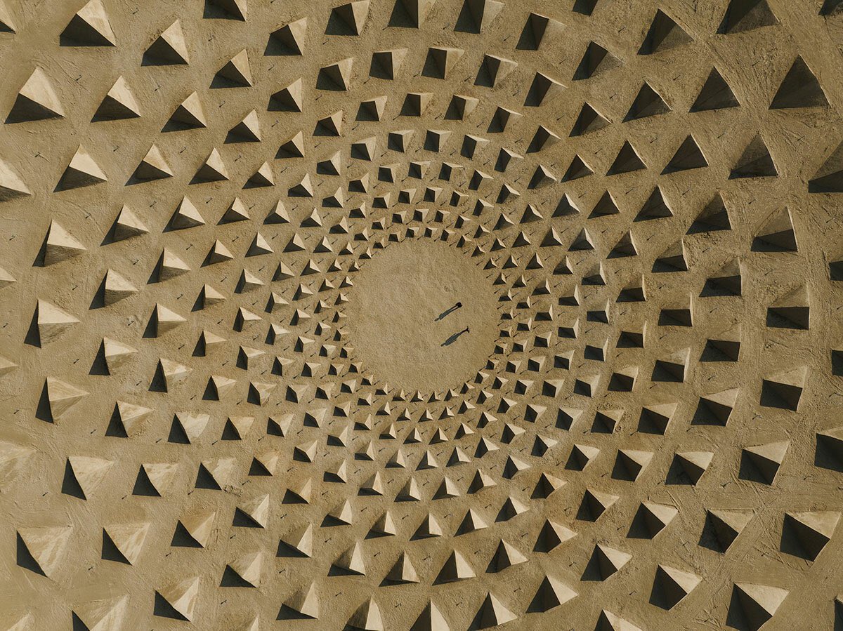arqui_mas_'s tweet photo. Paisaje piramidal
"Self Similar", la colosal obra de Land Art de Jim Denevan en Abu Dhabi está formada por diecinueve anillos concéntricos y 448 pirámides, y ocupa un kilómetro cuadrado.
#LandArt #AbuDhabi https://t.co/nj5kEVb9pB