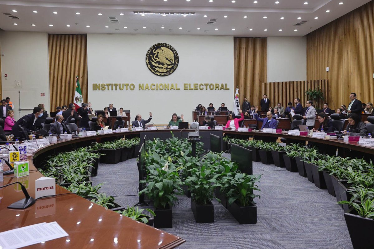 El Consejo General del <a href="/INEMexico/">@INEMexico</a> sesiona este sábado para aprobar los criterios para el registro de candidaturas al Senado y Cámara de Diputados, incluidas las acciones afirmativas que deberán cumplir partidos y coaliciones.

[Abrimos 🧵]