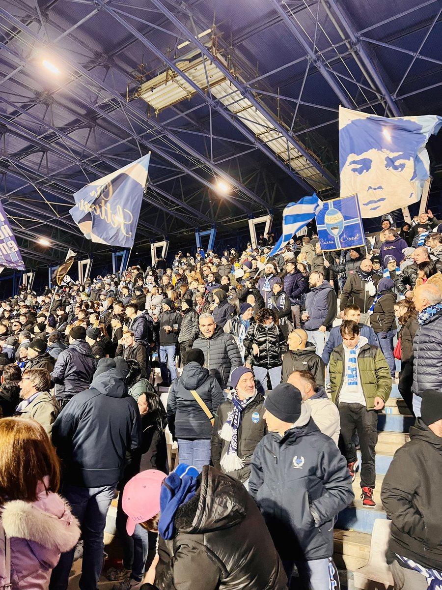 Una curva ovest veramente splendida e fuori contesto in C: messaggi politici, messaggi sociali, coreografie e amicizia.
Stupendi #Spal