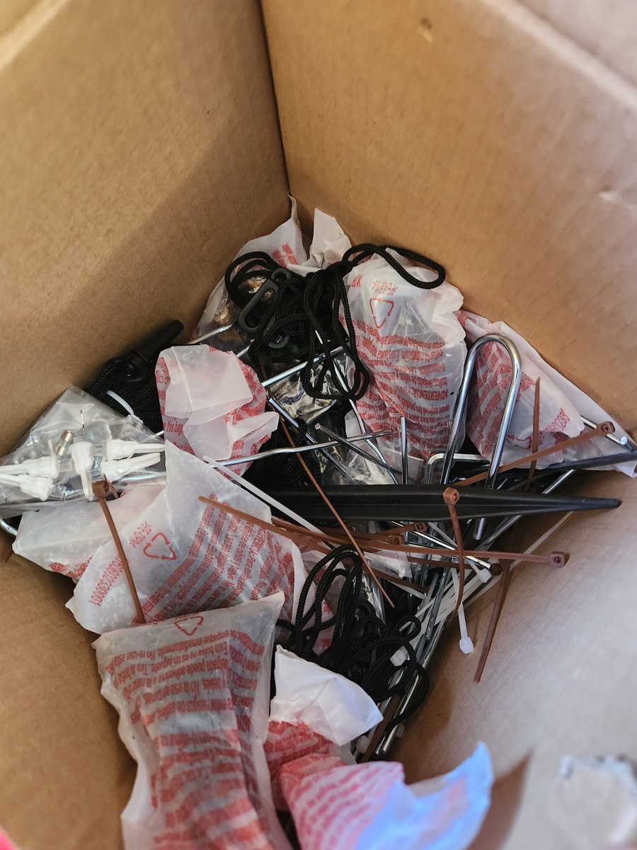 I get some get into the Holiday spirit but some people take it TOO far.

To the asshat in #Brampton who loaded up a box with nothing but pegs, rope and zip ties, your heart really is 3 sizes too small

Up yours!!

#HomeDepot #wtf