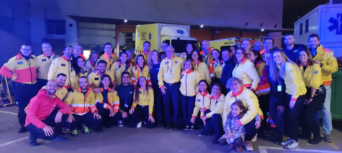 semgencat's tweet photo. 📸📸: Més moments viscuts avui, en l'últim canvi de guàrdia i gestió a #CECOS d'en Lluís Herrero, Cap de Guàrdia del #SEM, qui es jubila després de 22 anys al servei dels ciutadans! 👏👏 https://t.co/bnLuUBAFtf