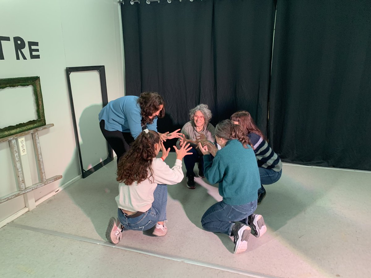theatrumeducare's tweet photo. 2a Trobada del grup de Secundària en Sistèmica. Avui, hem jugat a través del teatre. Xesca Vela ha guiat la sessió. Esperem que l’art teatral envaeixi els centres educatius. Salut, Teatre i Sistèmica.

TEATRE I EDUCACIÓ: GUIA PRÀCTICA PER A LA DOCÈNCIA AMB JOVES https://t.co/ntsa1AeeRH