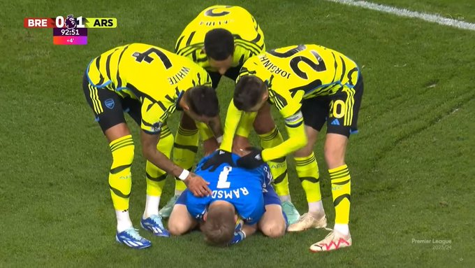 VipArsenal's tweet photo. Arsenal players coming to Aaron Ramsdale to congratulate him on his claim and clean sheet. ❤️ https://t.co/MuPFtIThxO