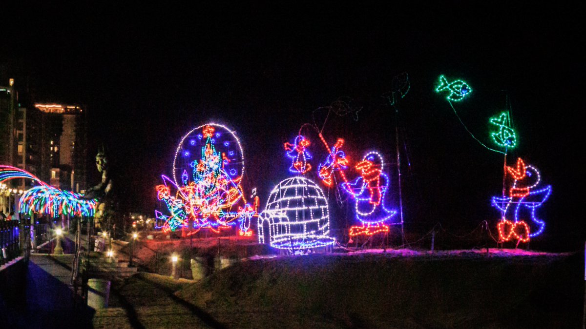 CityofVaBeach's tweet photo. Have you made your fun holiday plans yet? Don’t miss out on this holiday tradition at the Oceanfront! 🌟 Holiday Lights at the Beach are back at the Boardwalk through Dec. 31 with a final Bike Night event on Jan. 1. 🚴 Learn more at https://t.co/OlAkco4Nul. https://t.co/kEqtQuPdiY