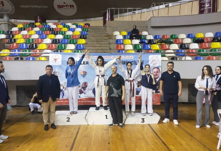 ✨Sabrı Öğrenmek'de Sabır işidir✨

Minik Bayanlar 50 Kg'da Birbirinden Güzel Maçlar Yaparak İstanbul 🥉. Olan Başarılı Sporcumuz Azize Gül Çelik'i Kutlar Nice Başarılar Dileriz 👏🏻

#taekwondo #bronze #tkd #taekwondotraining