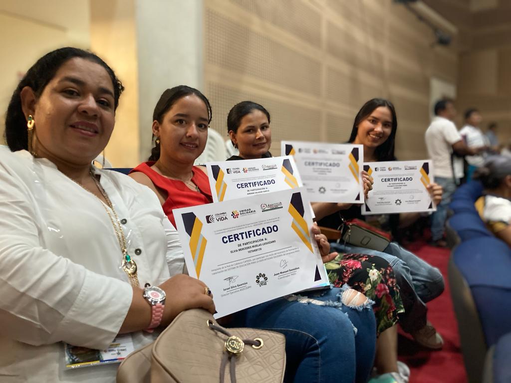 UsolidariaCo's tweet image. Luego de dos días valiosos de trabajo colectivo, culminamos con éxito la Primera Feria de la Red Solidaria de Café en #Pitalito #Huila y nos  comprometimos con el  Pacto que da inicio a CAFESOL con 45 organizaciones que le apuestan a implementar la asociatividad solidaria !!!!