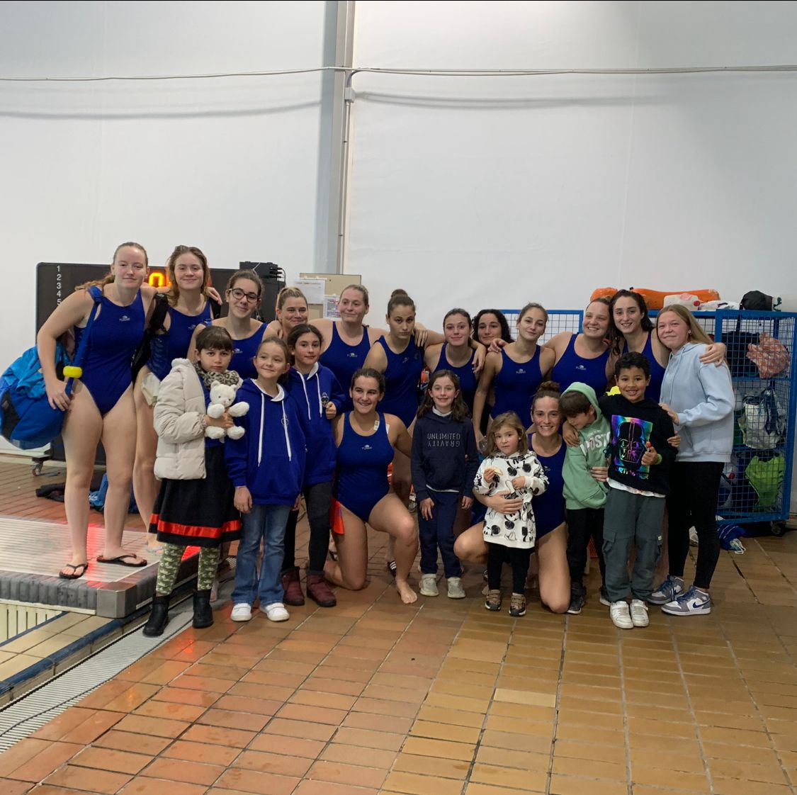 Gran partido de nuestras chicas de Primera para imponerse por 18 goles a 8 al @leioawaterpolo 
Impecable primera vuelta de nuestras chicas con 6 victorias y un empate. 
Además hoy con apoyo de la cantera desde la grada.

#Ale4k
#waterpolomadrid