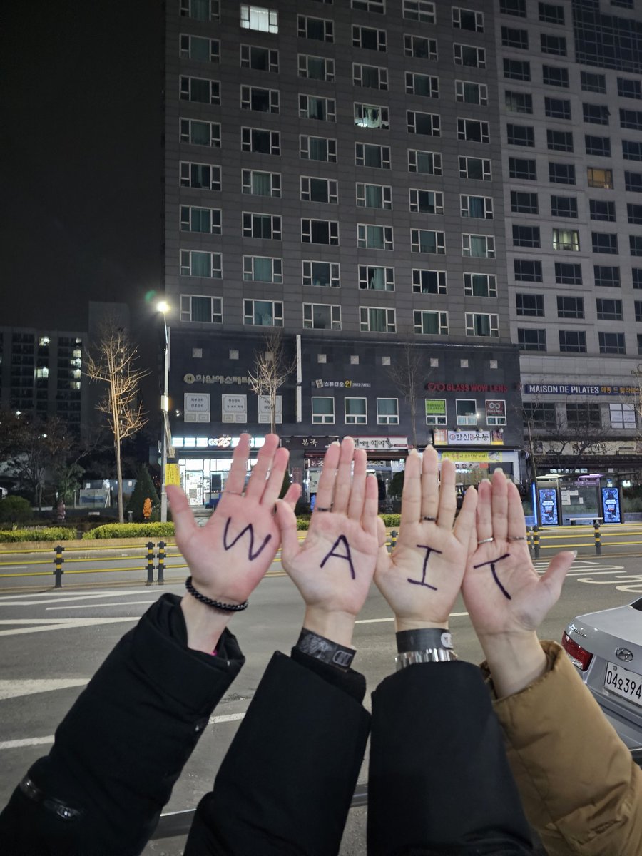 오늘 펜스였는데 옆에분들이랑 합심해서 WAIT 써서 디노 등장했을때 다 같이 손 펼치니까 디노가 가르키면서 웃어줬어...💕 너가 웃으면 됐다💖