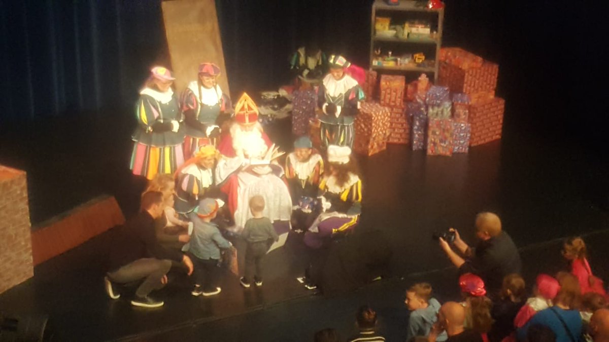 Annatheater (@annatheater) on Twitter photo 300 kinderen en ouders in het Annatheater voor de Pepernotenshow! Om 13.00 uur was er een gratis voorstelling gesponsoord door het <a href="/annatheater/">Annatheater</a> , @funkeyentertainment en <a href="/gemeentehelmond/">Gemeente Helmond</a>. De tweede Sinterklaasvoorstelling was voor kinderen van gemeentepersoneel.
#sinterklaasfeest 300 kinderen en ouders in het Annatheater voor de Pepernotenshow! Om 13.00 uur was er een gratis voorstelling gesponsoord door het <a href="/annatheater/">Annatheater</a> , @funkeyentertainment en <a href="/gemeentehelmond/">Gemeente Helmond</a>. De tweede Sinterklaasvoorstelling was voor kinderen van gemeentepersoneel.
#sinterklaasfeest