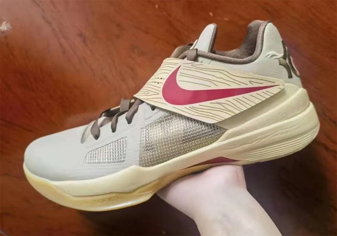 SneakerNews's tweet photo. The Nike KD 4 is going all-out in 2024 👀 💰 https://t.co/CVX3jxUg90
