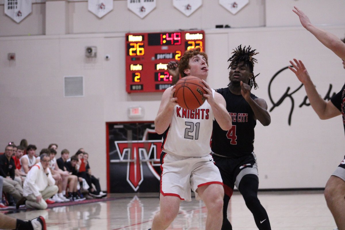 anthony618jones's tweet photo. Final: @BasketballTriad (2-0) takes down Granite City 50-49

Drew Winslow sunk a pair of free throws with 2 seconds remaining to take the decisive lead. Landon Zawodniak led the team with 12 and Donny Becker supplied 11 more points. https://t.co/hF76lpn0xE