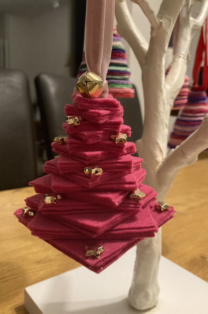 MrsBlossomInfo's tweet image. Rather pleased with the pink decoration I’ve just finished 🥰.

Looking forward to selling it at the Xmas fairs I’m doing. 

#handmadecraft
#missendenabbey
#thorpehouseschool