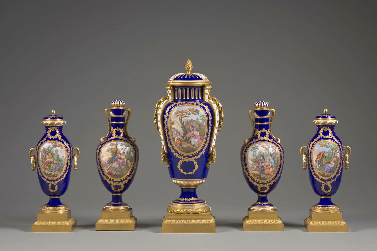 Probablement la garniture de cinq vases achetée par Louis XV @CVersailles en décembre 1773. @sevresceramique. Scènes pastorales🎨par Charles-Nicolas Dodin. Fleurs attribuées à Pierre-Nicolas Pierre l'Ainé. Présentée à l'exposition 'Louis XV, Passions d'un Roi'. @Artcurial 13/12.