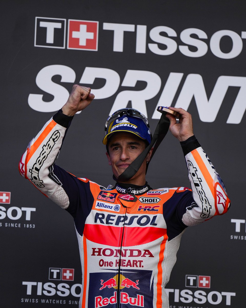 marcmarquez93's tweet photo. Ha sido un día increíble! ❤️💪 Este podio es de todos!

#MM93 #ValenciaGP #MotoGP https://t.co/ZlUcCqwRfV