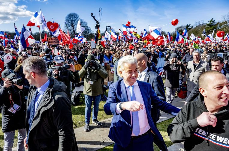 🇳🇱 For everyone asking about @geertwilderspvv’ stance on the #DutchFarmers: 

Wilders is 100% against the expropriation of our farmers and has stood up for them all along. 🚜

He and I shared a stage back in March when the protests were going on and he’s vowed he’ll do everything