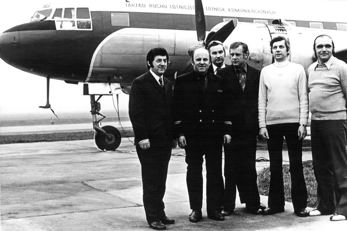 PANSA_PL's tweet image. Trzeci artykuł z serii „Kolorowe skrzydła nad Polską”🦜autorstwa Tomasza Ossowskiego już online. W 2023 r. #InspekcjaLotnicza #PAŻP obchodzi swoje 60-lecie, dlatego przybliżamy wszystkim miłośnikom lotnictwa, ale nie tylko, jej historię. Miłej lektury! 👉pansa.pl/kolorowe-skrzy…