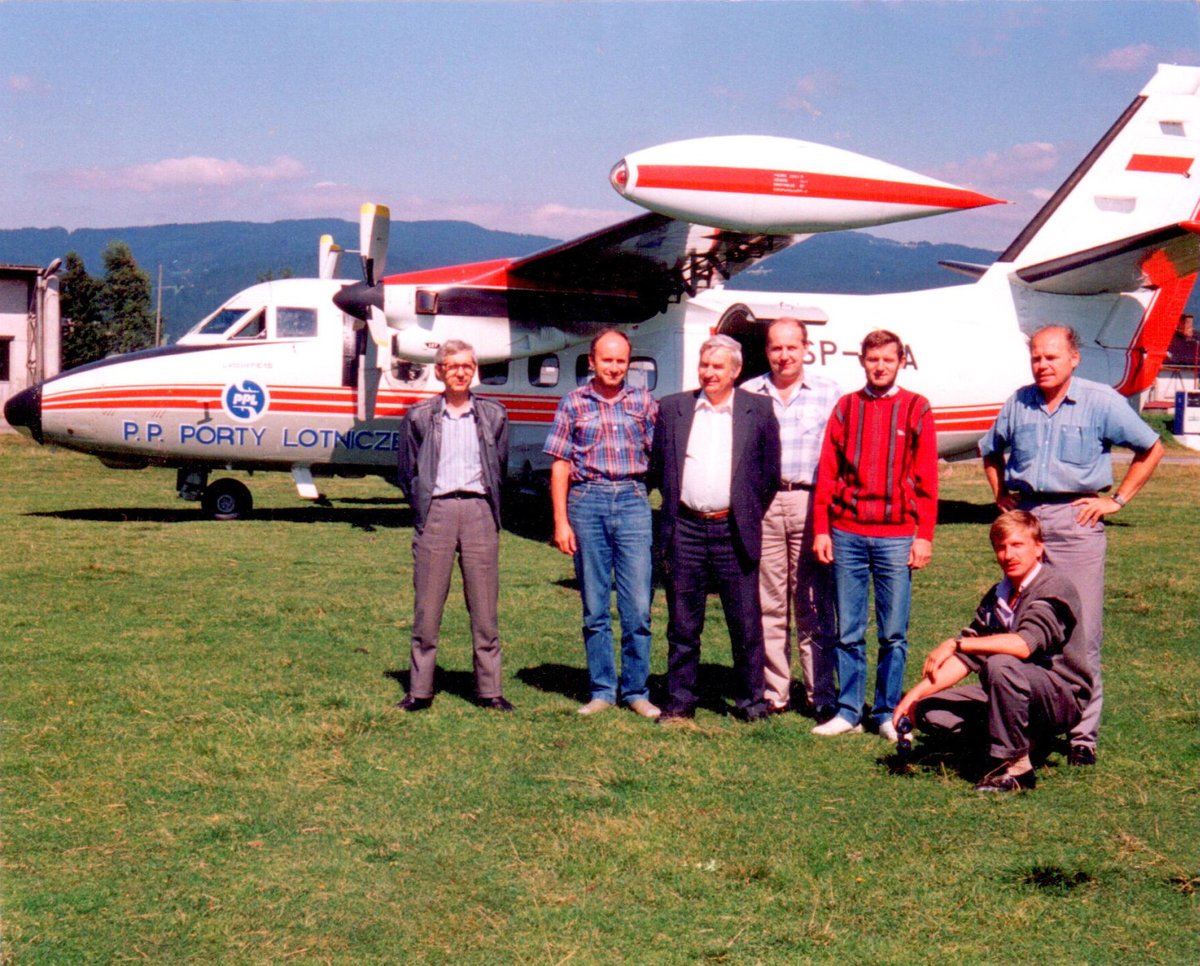 PANSA_PL's tweet image. Trzeci artykuł z serii „Kolorowe skrzydła nad Polską”🦜autorstwa Tomasza Ossowskiego już online. W 2023 r. #InspekcjaLotnicza #PAŻP obchodzi swoje 60-lecie, dlatego przybliżamy wszystkim miłośnikom lotnictwa, ale nie tylko, jej historię. Miłej lektury! 👉pansa.pl/kolorowe-skrzy…