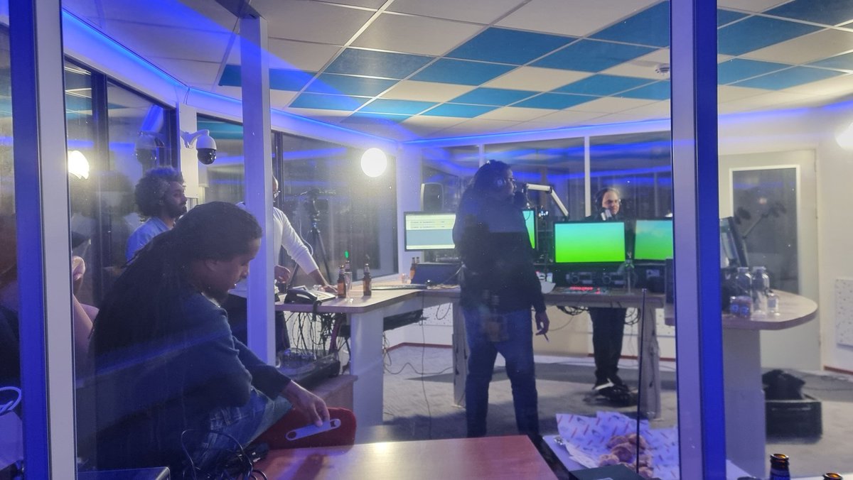 MarkCapelseVVD's tweet photo. Gisterenavond bij @RadioCapelle geweest voor het 2 jarig jubileum van #cadt #capelleaandetwijfel. Veel nieuwe mensen leren kennen en goede gesprekken. Aan ons als bezoekers werd gevraagd een vraag te verzinnen voor de makers van de podcast. https://t.co/jk0RJY3Msw
