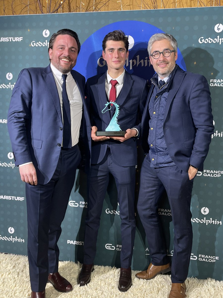 Accompagné par <a href="/RomainDETRE1/">Romain DETRE</a> et <a href="/P_turfMoreau/">François Moreau</a>, <a href="/QuentinGrvs/">Gervais Quentin</a> remporte le Trophée Personnel d’Ecurie sponsorisé par ParisTurf 👏🏻