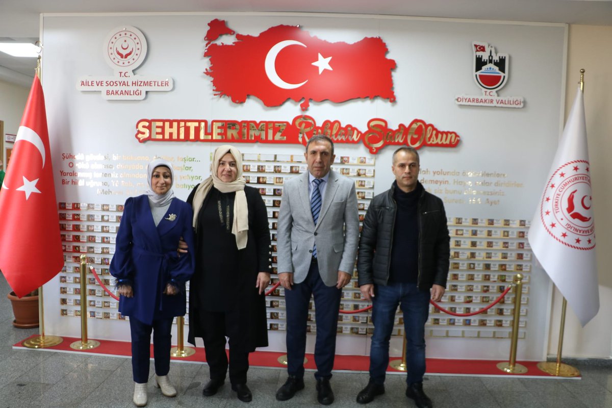 ZeynepKARAER21's tweet photo. 15 Temmuz Federasyonu olarak Diyarbakır Aile ve Sosyal Hizmetler İl Müdürü Sayın @aydinpolat35 beyefendiyi  makamında ziyaret ettik.İlimiz ile ilgili istişarelerde bulunup,hayırlı olsun dileklerimizi ilettik.Müdürümüze;göstermiş olduğu ilgi ve alakalarından dolayı teşekkür ederiz https://t.co/DJbNI5xC50