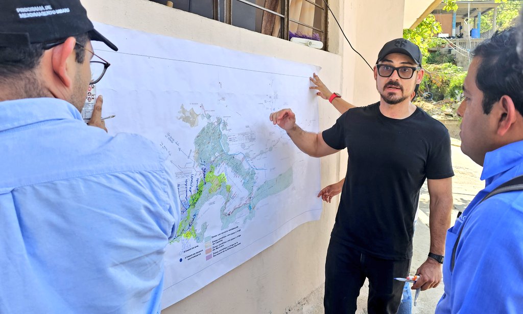 MeyerFalcon's tweet photo. Estamos recorriendo con el equipo de la @conagua_mx en Acapulco la infraestructura de bombeo y tratamiento de agua.
La idea es que el gobierno federal apoye con una reconstrucción integral y el restablecimiento de los servicios a un mejor nivel que previo al huracán. https://t.co/UfEkzbRTWk
