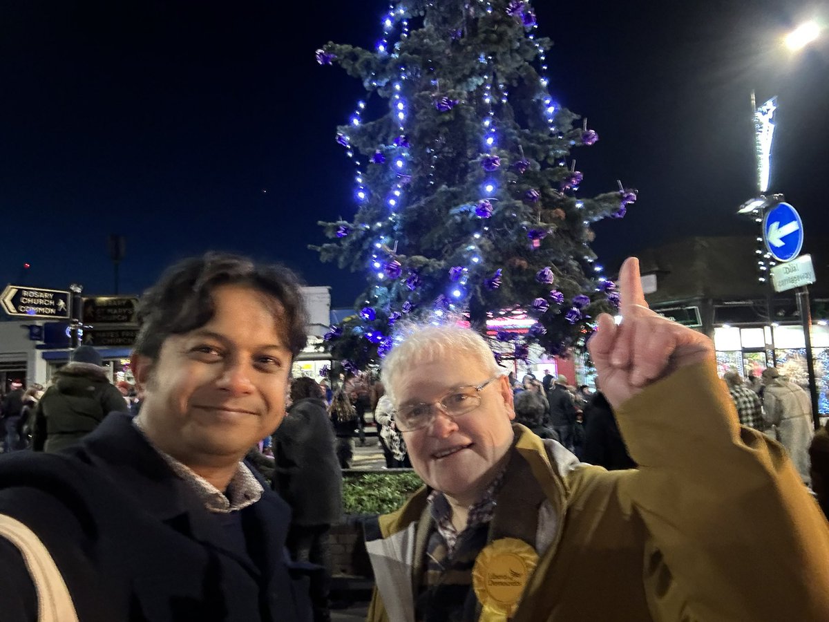 A splendid afternoon in Hayes with Tudor Griffiths, #LibDem candidate for the #HayesandConeyHall local #BYELECTIONS on 07-Dec-23.  Postcards we gave out well received by residents, many of whom wished Tudor well. Shortly after, the festive lights were switched on! @BromleyLibDems