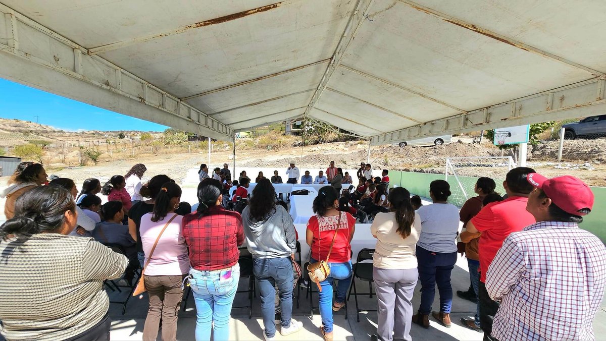 PTTuxtepec's tweet photo. El día de ayer, nuestro dirigente @lopezneliolenin visito la Escuela Primaria Feliciano López Hernádez en el Municipio de  Santiago Matatlán, Oaxaca.
Para nuestro líder, escuchar la voz de las necesidades de la niñez Oaxaqueña será su prioridad. 
#LeninSiVa https://t.co/iPNy8AQtvu