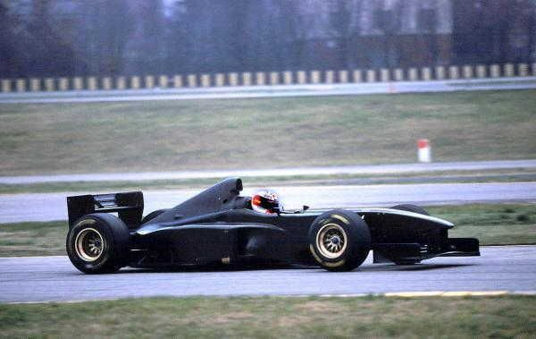 Quand Michael Schumacher pilotait une Ferrari F300 toute noire sur le circuit de Fiorano, en 1998.