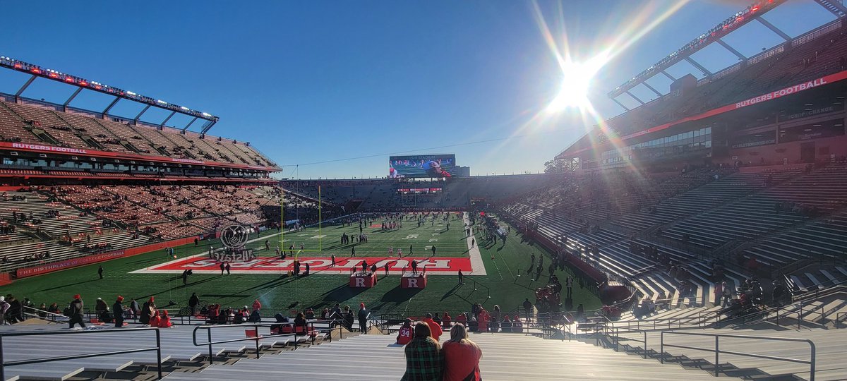 Enjoying my first <a href="/RUAthletics/">Rutgers Scarlet Knights</a> game at SHI stadium with @Adriana_Melo. Love the atmosphere, the cold bench seats not so much #liveandlearn.
