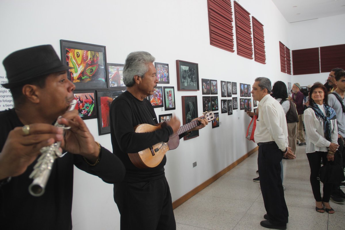 AlcDeGirardot's tweet image. Está exposición está  conformada por 86 piezas fotográficas de 26 fotógrafos de distintas regiones del país. 

#Dato 🖼️ Hay 20 piezas artísticas con realidad aumentada e interactiva 

Ven y vive la experiencia!! 

@RafaelMaracay21 
@VillegasPoljak 
#Maracay
#TodosSiPorElE5equibo