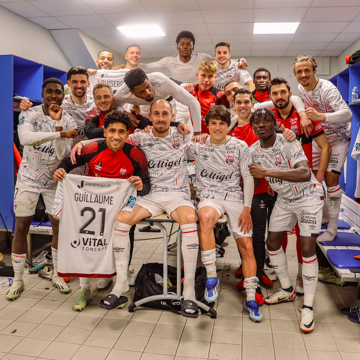 EAGuingamp's tweet photo. 8⃣e match sans défaite en championnat pour les hommes de 𝗦𝘁𝗲́𝗽𝗵𝗮𝗻𝗲 𝗗𝘂𝗺𝗼𝗻𝘁 ❤️‍🔥🖤 Allez on continue ! 🤩

#ESTACEAG • 0-1 https://t.co/B7nVqt2x3W