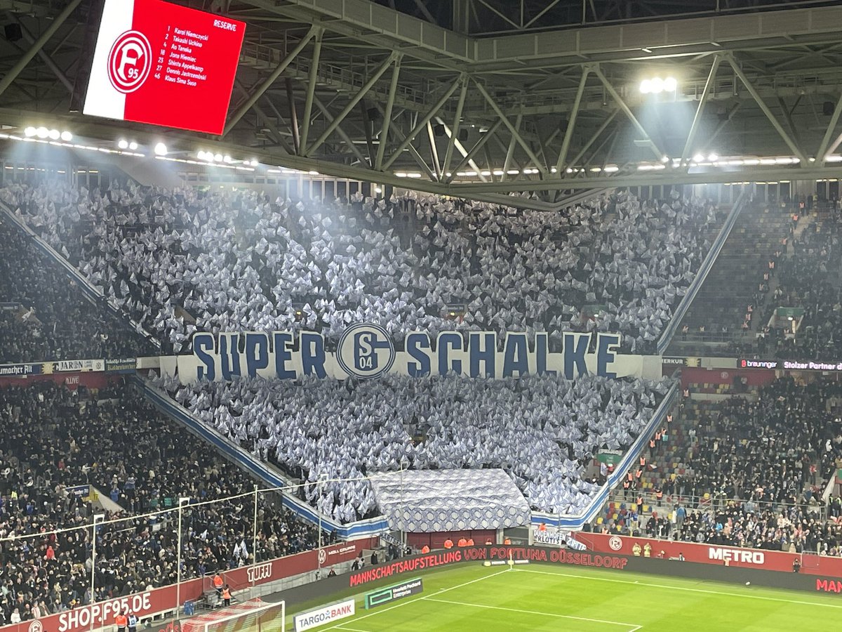 Jeder einzelne Spieler, der irgendwas mit den ersten 45 Minuten zu tun hatte soll sich gefälligst persönlich bei diesen Fans entschuldigen 
Ich meine das komplett ernst
Respektlos, jeder Mini Jobber an der Tankstelle ist mit mehr Elan dabei