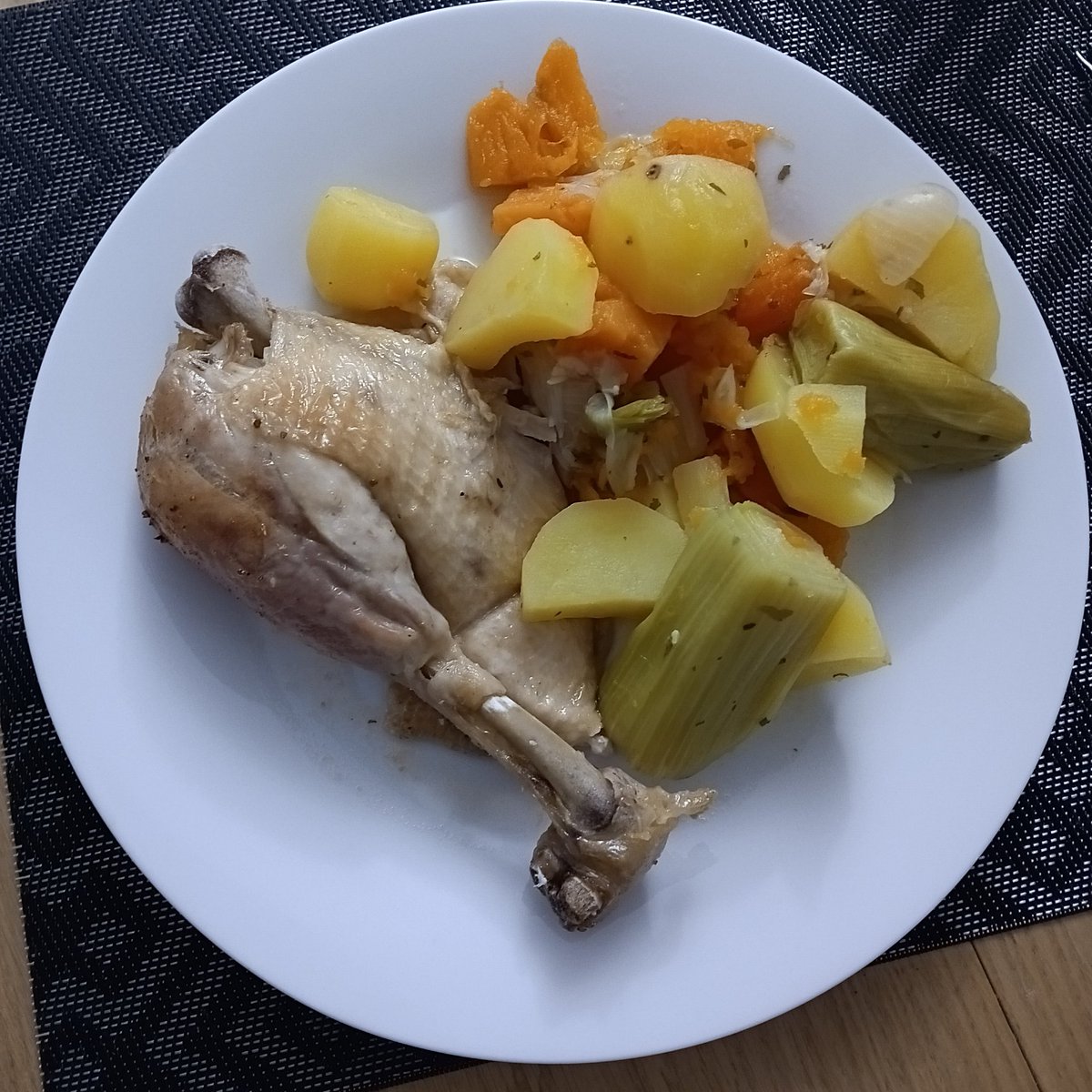 ChatCuit's tweet photo. Poulet en cocotte au four, patate douces, pomme de terre, poireaux https://t.co/TlVhUqZhNE